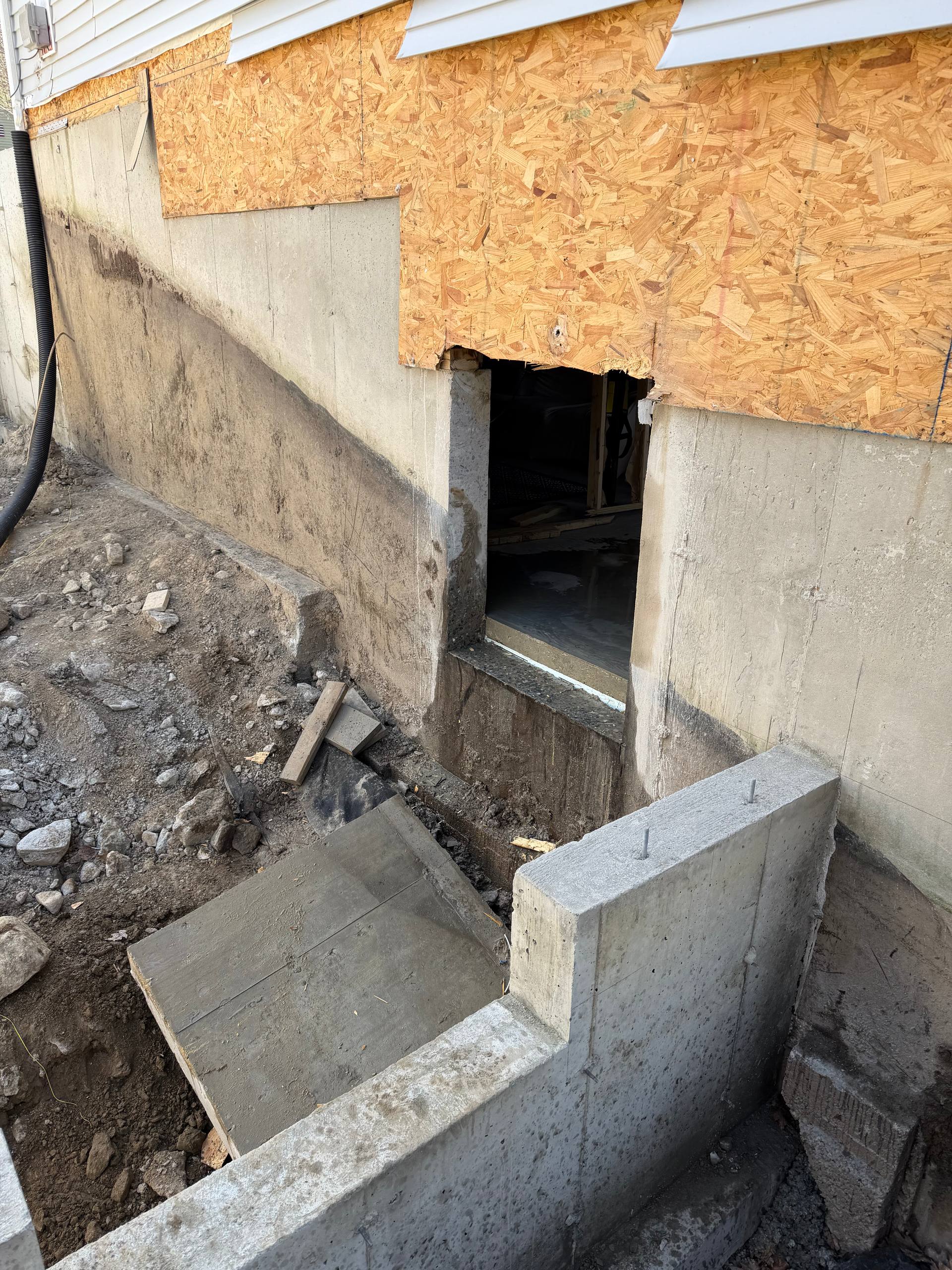 Wall saw cutting concrete structure